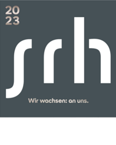 Logo der SRH mit der Jahreszahl 2023 und dem Slogan "Wir wachsen: an uns." in modernem Design auf grauem Hintergrund.