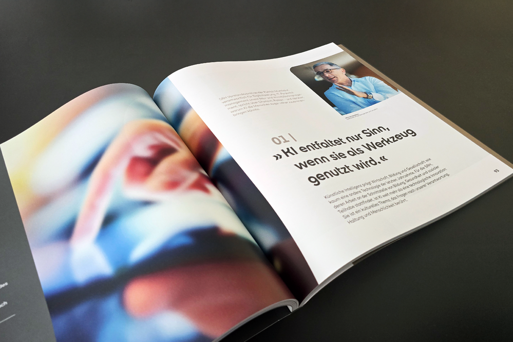 Eine aufgeschlagene Zeitschrift zeigt einen Artikel über KI, mit einem Zitat über den sinnvollen Einsatz von Werkzeugen und einem Foto einer Person.
