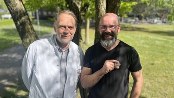 Dr. Andreas Becker, Chefarzt der Abteilung Neurologie und Ärztlicher Direktor am SRH Kurpfalzkrankenhaus Heidelberg (links) mit Patient Georg Messner und dem kleinsten Hirnschrittmacher