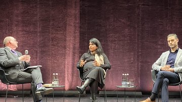 Foto: Moderator Denis Scheck (links) führte das Gespräch mit Saba-Nur Cheema und Dr. Meron Mendel.