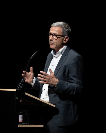 Foto: Patrick Mombaur, Vorstand der SRH, steht am Rednerpult der Mannheimer Reden